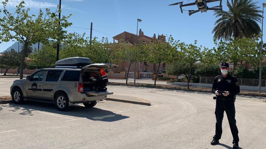 Sancionados en Dénia dos vecinos que iban en bicicleta con una tarta y bebidas para un cumpleaños