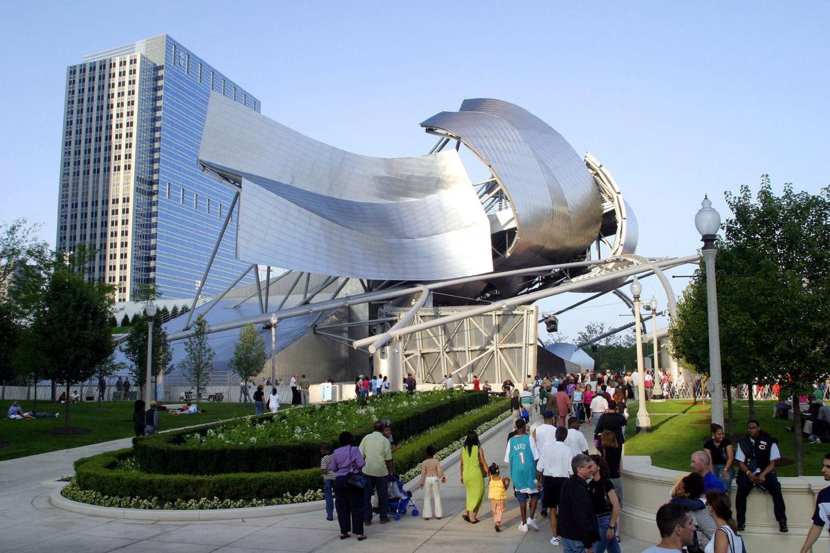 CHI09. Chicago (EEUU), 20/07/04.- Pabellón Pritzker, obra del arquitecto Frank O. Gehry, que servirá como sede de la Orquesta Sinfónica y del Coro, en el nuevo proyecto cultural denominado Parque del Milenio, en la ciudad estadounidense de Chicago. EFE/David Cardenas. EEUU , CIUDADES , CHICAGO , PARQUE DEL MILENIO , PABELLON PRITZKER , FRANK O GEHRY _ EDIFICIO