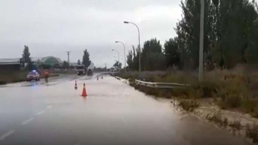 Una fuerte tormenta a primera hora de la mañana dejaba graves inundaciones en Navarra.