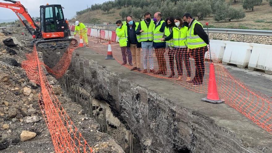 Las autoridades observan las obras que se están ejecutando.