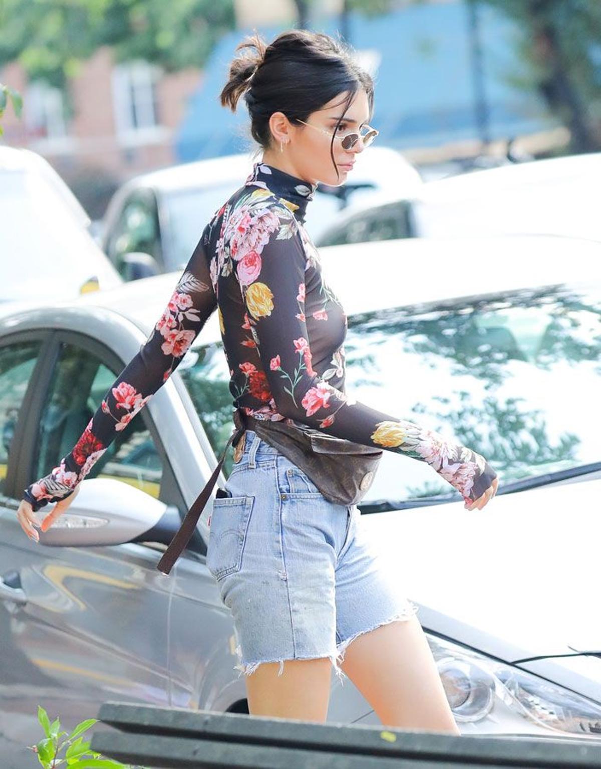 Kendall Jenner y su look con bermudas, riñonera y top de flores