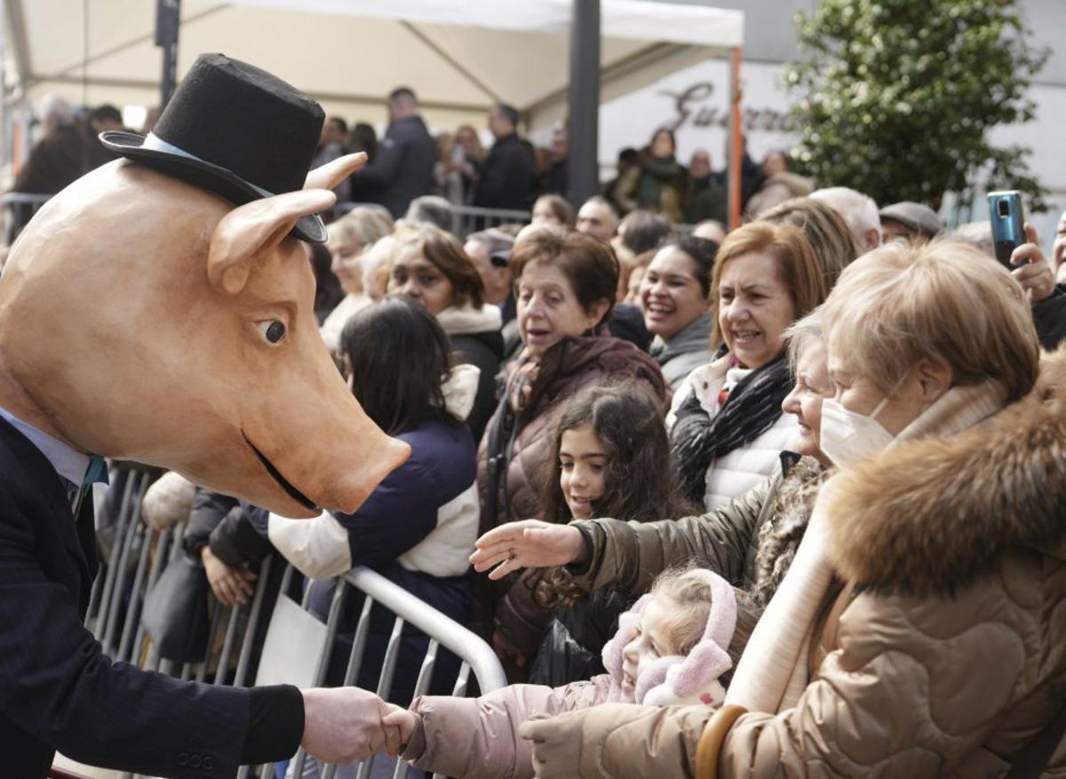 ‘Don Cocho’ saluda a una niña durante el desfile. | BERNABÉ