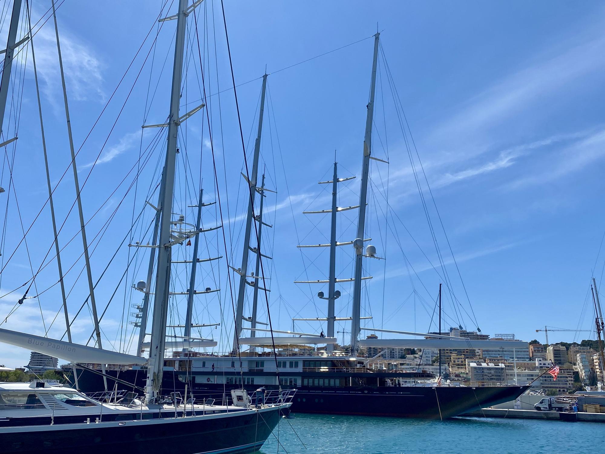 Las fotos en Mallorca del yate Abeona de Jeff Bezos, el buque de asistencia del supervelero Koru