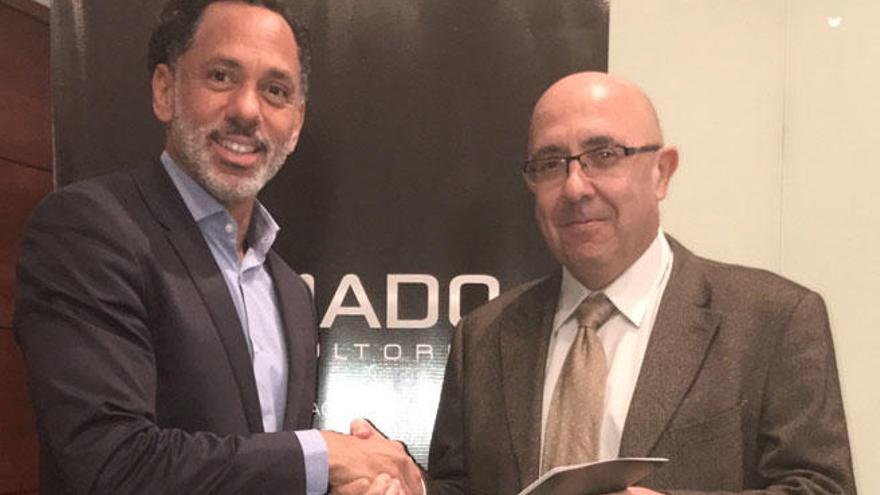 David Hospedales, CEO de Salomó &amp; Bonet-Godó asesores, recibe la mención a manos de Jordi Amado, director de Prodespachos.