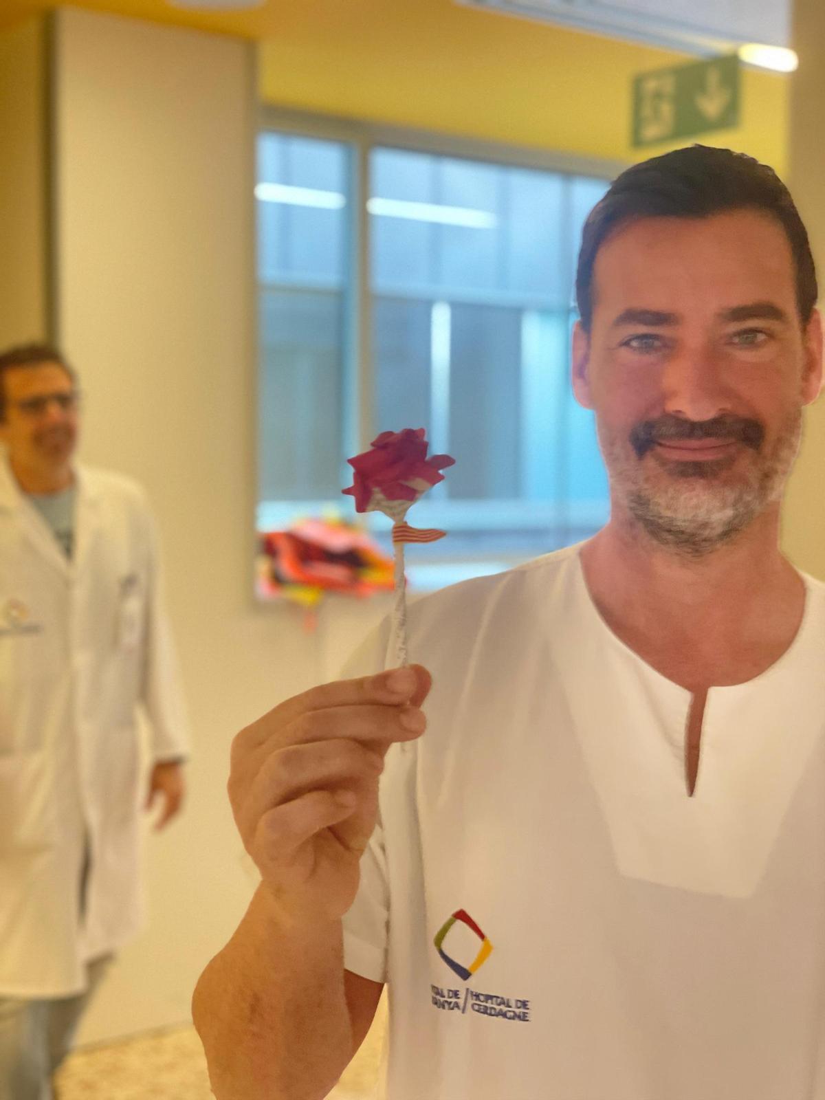 Un treballador amb una rosa feta amb pàgines de llibre