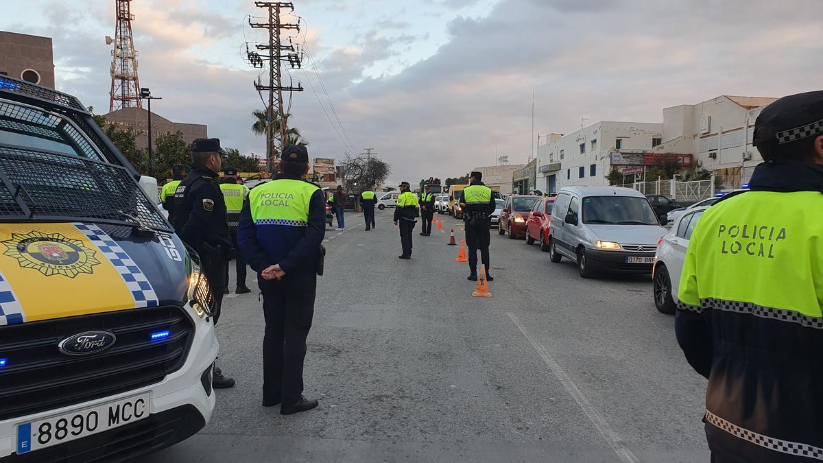 200 policías locales desplegados en un cruce de Alicante