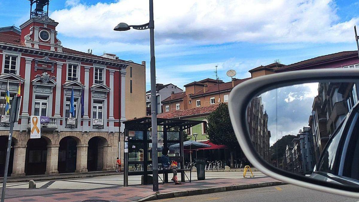 La marquesina contra la que el acusado estampó su coche, vista desde el carril desde donde hizo el giro.