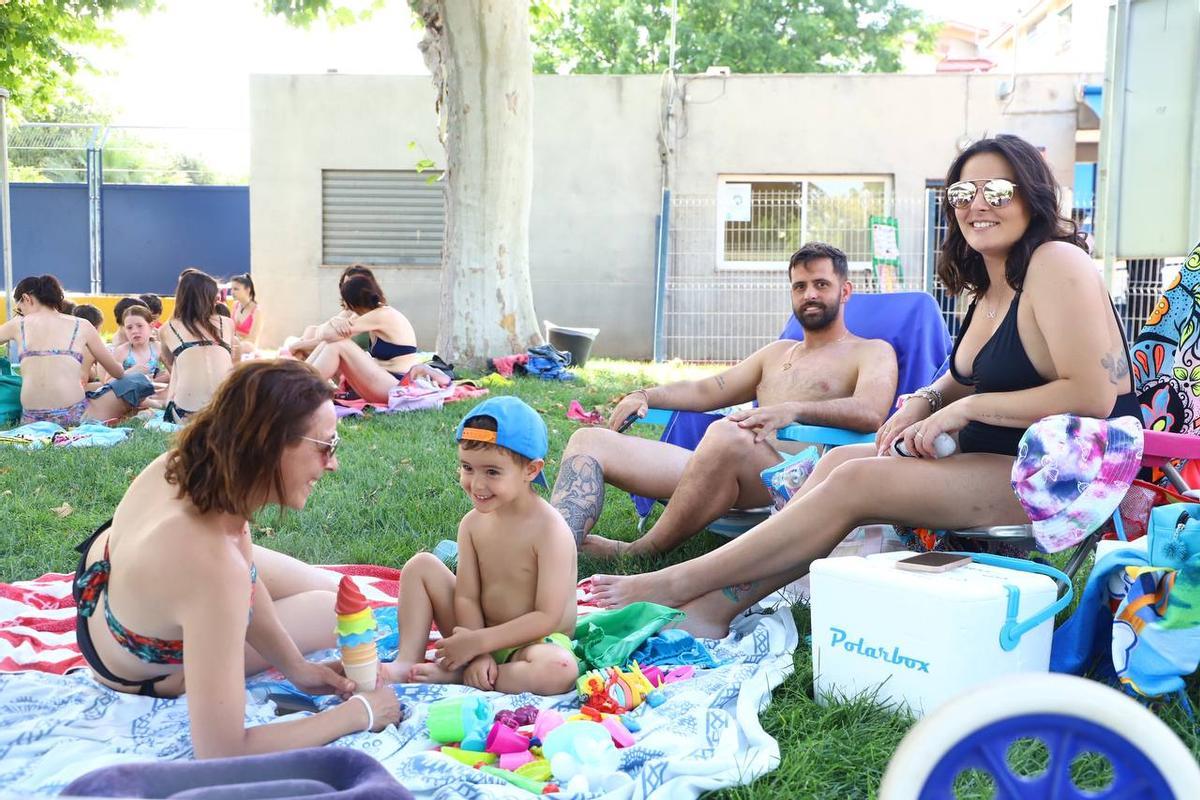 La familia Castilla Pérez en la piscina Santuario.