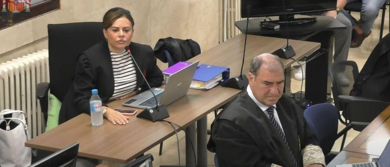 La abogada Teresa Bueyes y el fiscal Juan Carrau, ayer durante el juicio por el caso Cursach.