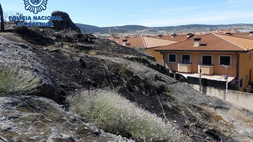 Detenidos dos jóvenes por un incendio el Mirador del jardín en Plasencia