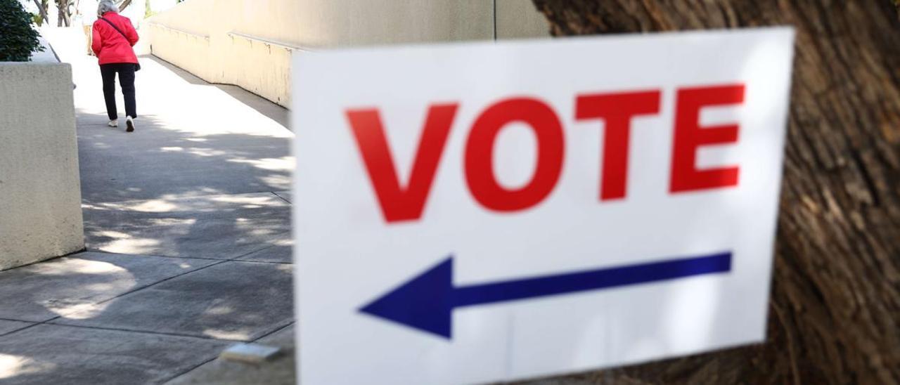 Un cartel indica el lugar de votación anticipada para las elecciones legislativas de medio mandato en Santa Ana, California, el pasado 27 de octubre.