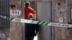 Miembros del equipo de investigacion de la Guardia Civil entrando en el chalet donde se encontraron los cuerpos.