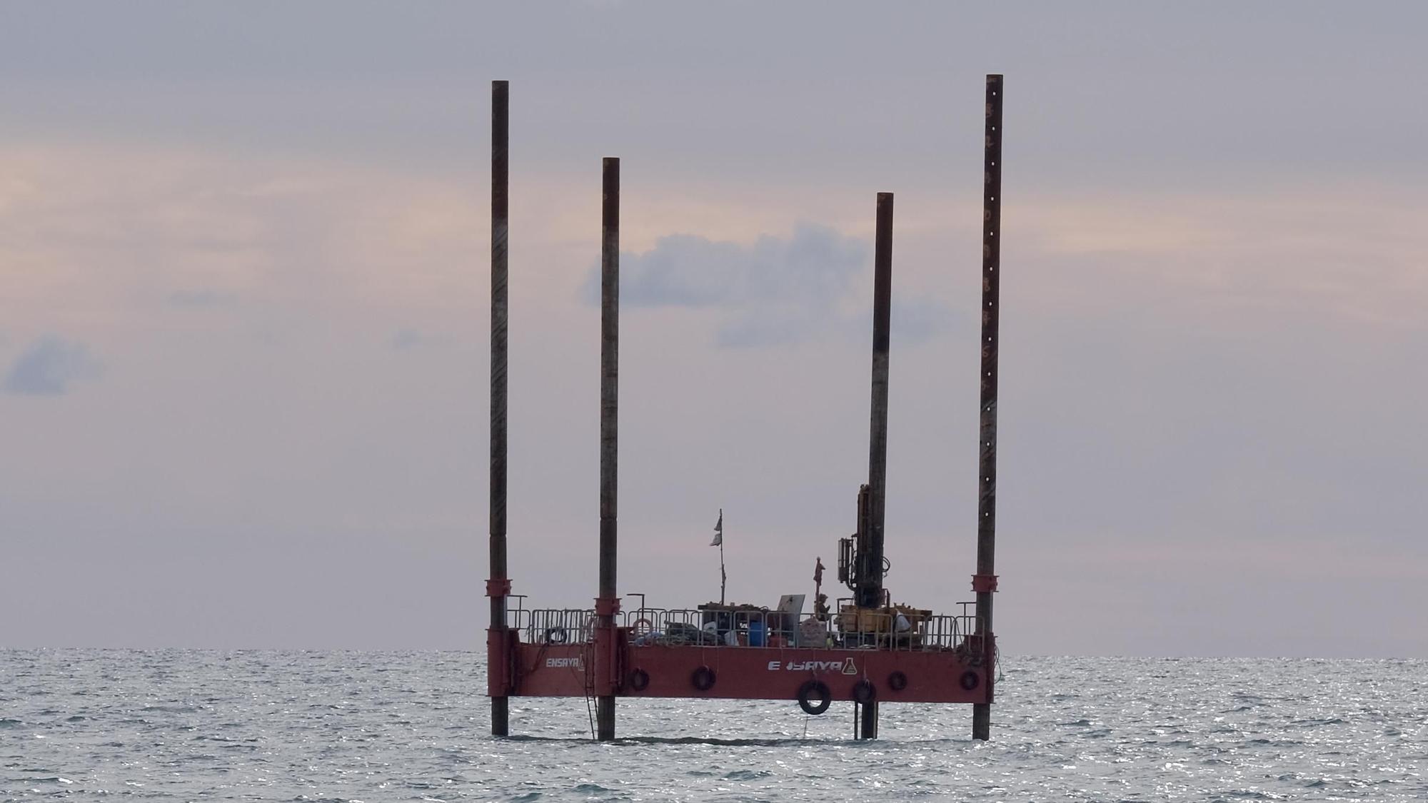 FOTOS: Una gran plataforma se instala en la bahía de Palma para prolongar el emisario de aguas sucias más allá de la pradera de posidonia