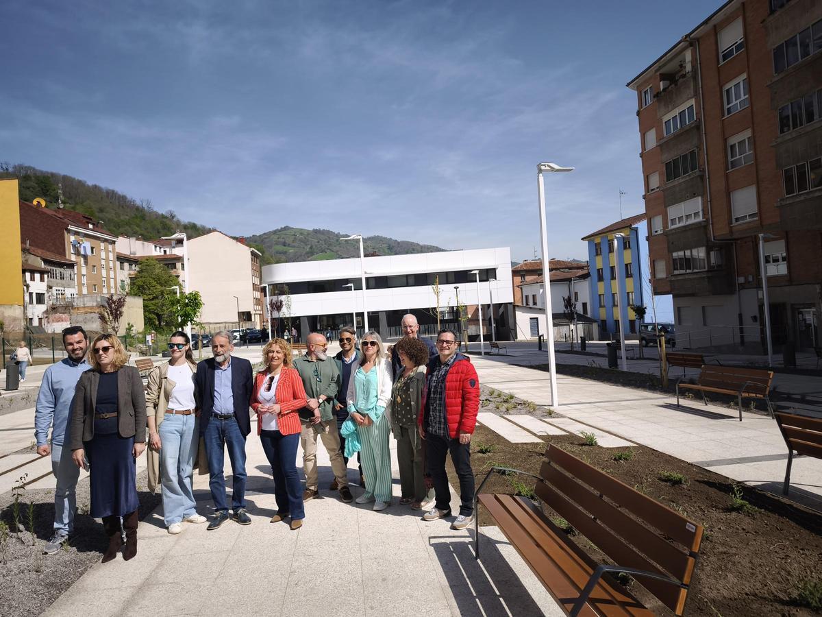 Responsables políticos y vecinos, este viernes, en el remozado parque de La Ería, con el nuevo centro de salud al fondo.