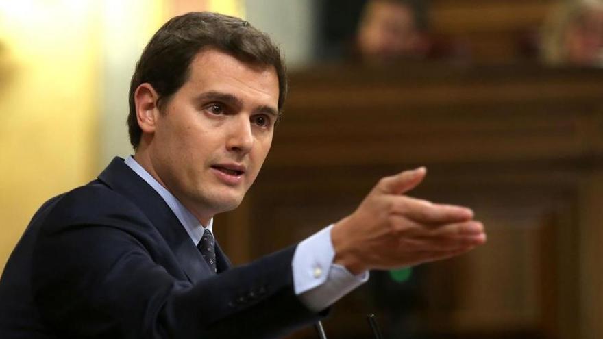 Rivera pide a Rajoy que dimita y le ofrece pactar elecciones a medio plazo