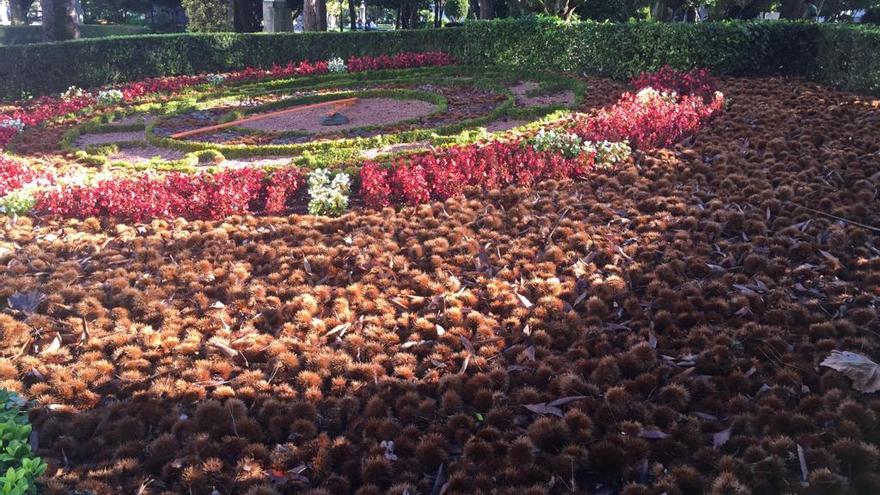 El reloj floral de los jardines de Méndez Núñez, decorado con castañas