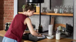 Mantén la encimera ordenada con el pequeño invento más simple (y barato) que arrasa en Amazon