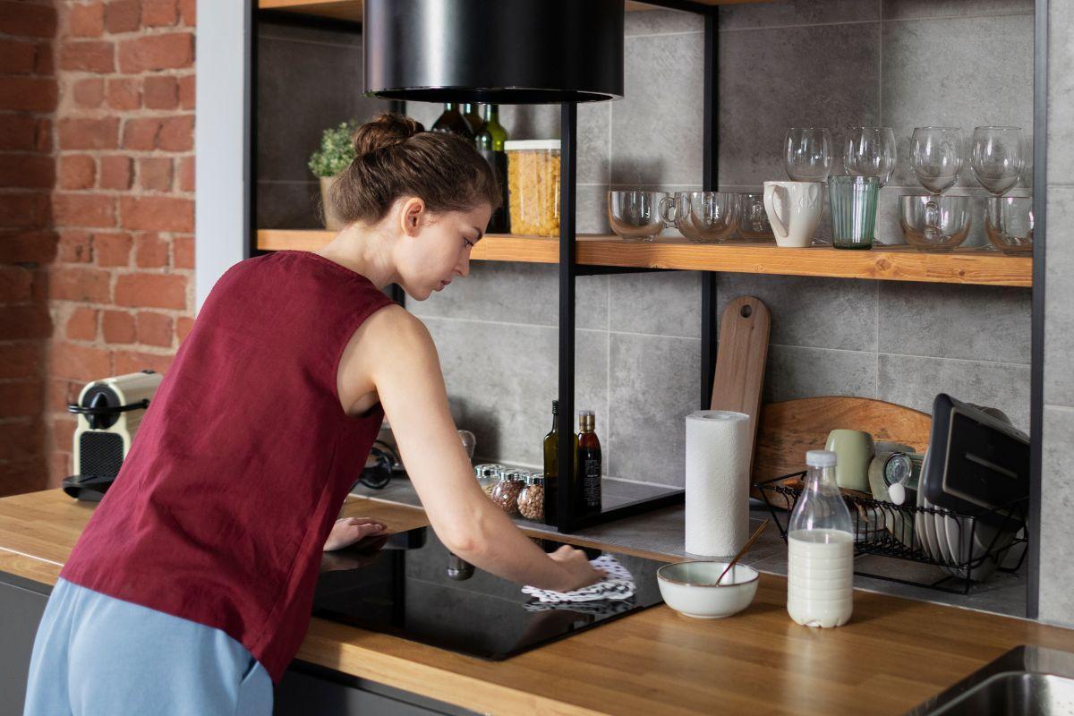 Mantén la encimera ordenada con el pequeño invento más simple (y barato) que arrasa en Amazon