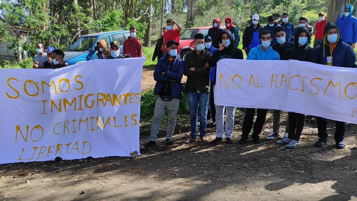Protestas de los inmigrantes en el exterior del Campamento de Las Raíces