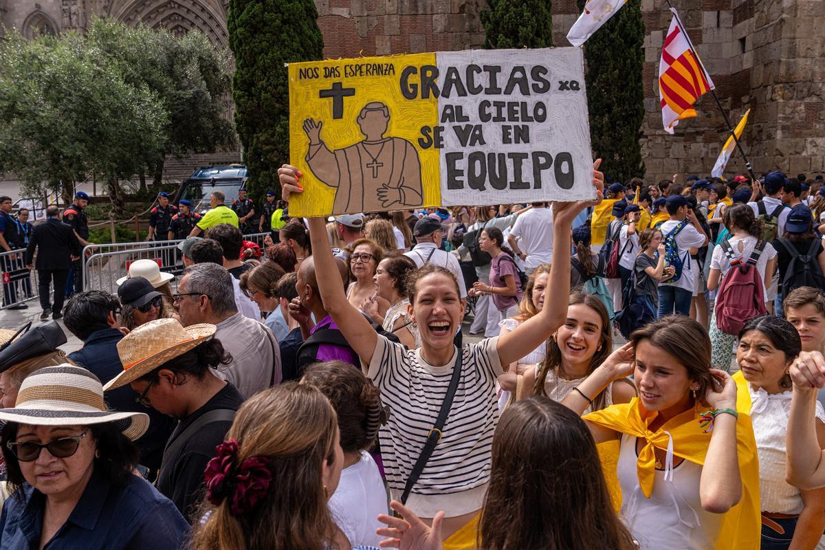 Fieles esperan en la catedral de Barcelona la llegada del papa León XIV