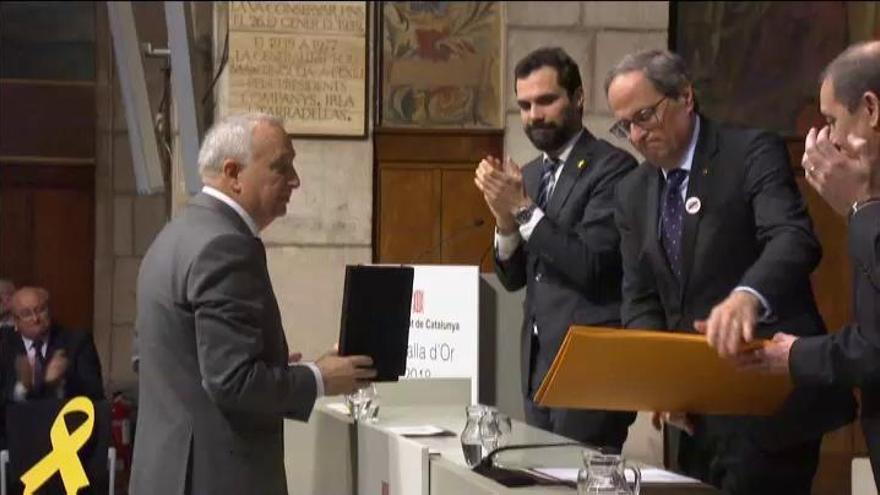 El marido de Carme Forcadell recoge la Medalla d'Or de la Generalitat en su nombre