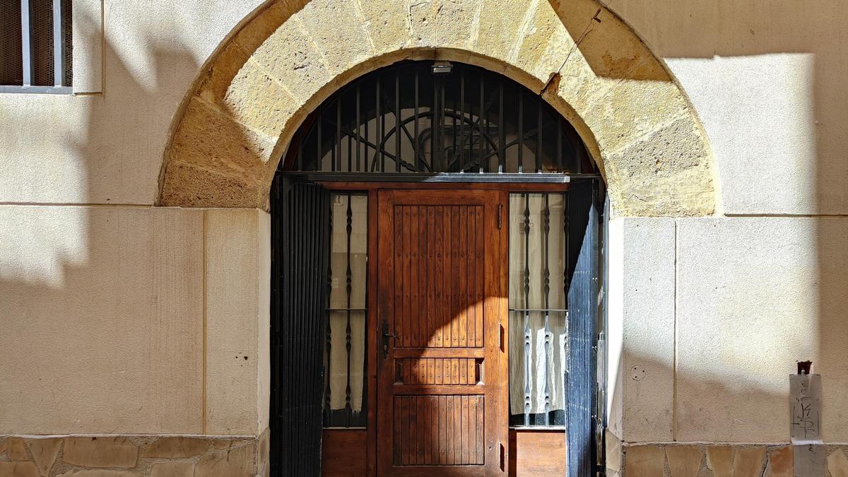 La entrada sin rótulo del restaurante El Cup Vell.