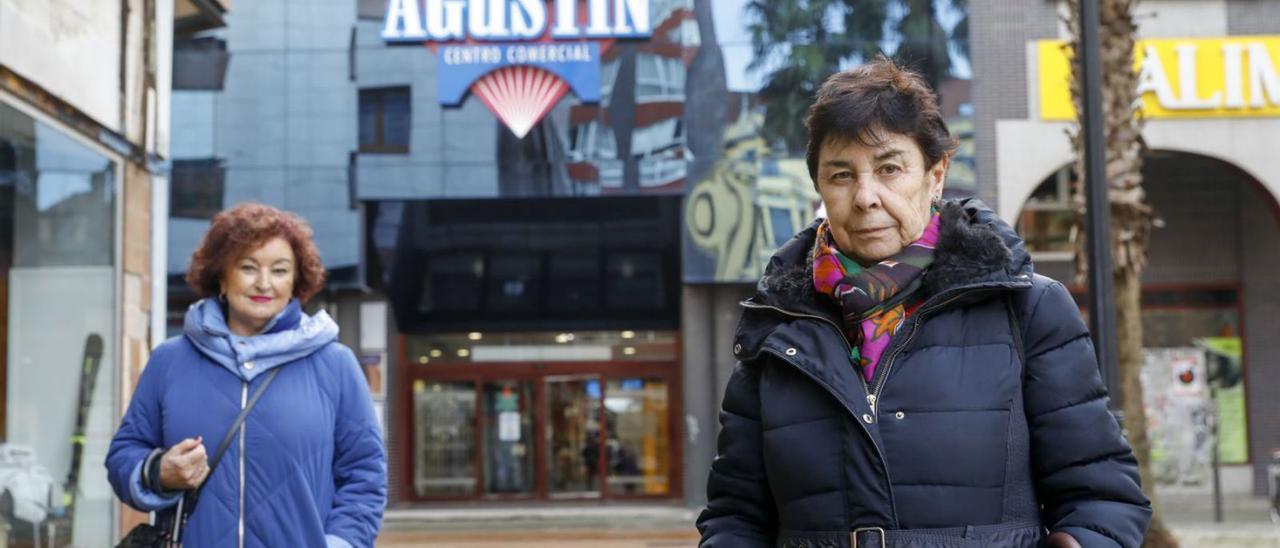 Por la izquierda, Elena Díaz y Nori Álvarez, junto al centro comercial San Agustín, donde está el centro de mayores.