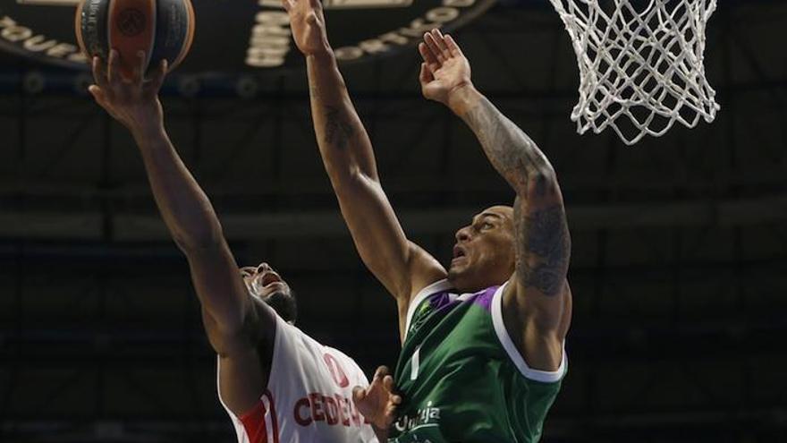 El base del Cedevita Jacob Pullen (i), entra a canasta ante Jackson.