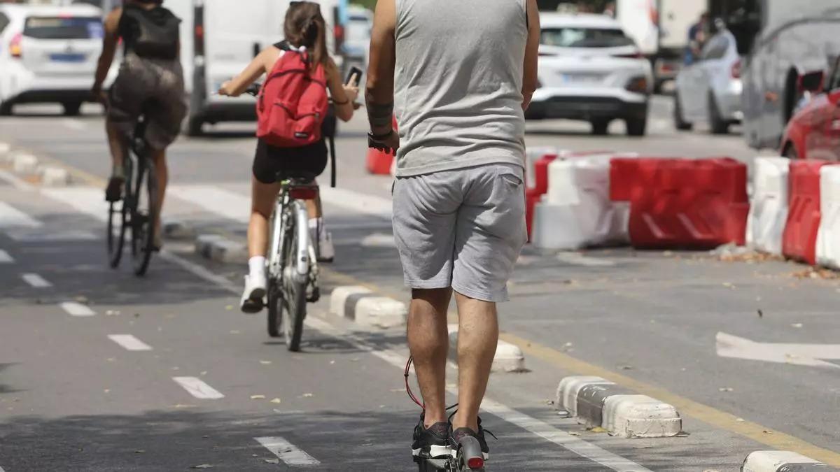 Bicis y patinetes en un carril de València