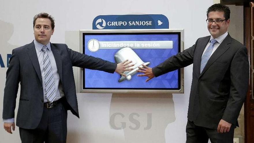 El vicepresidente del grupo, Jacinto Rey Laredo (i.) y Santiago Martínez, el día de la salida a bolsa.