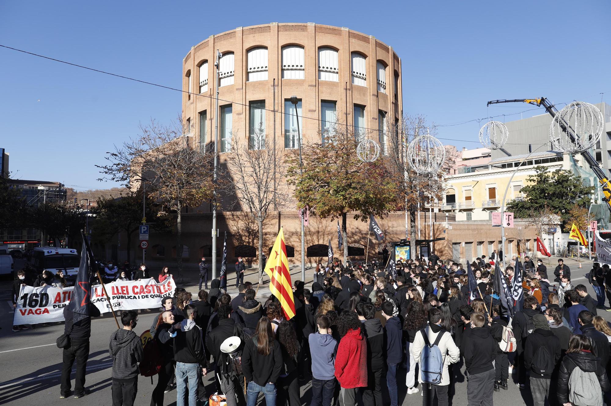 Uns centenars d'estudiants es manifesta a Girona contra el projecte de llei Castells i la sentència del 25% de castellà