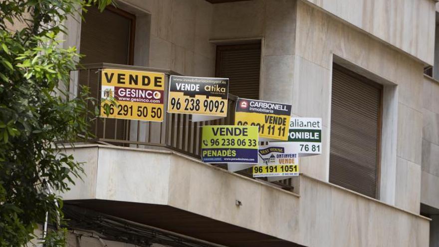 Carteles de venta de un piso en un municipio de la Vall d’Albaida.  | PERALES IBORRA