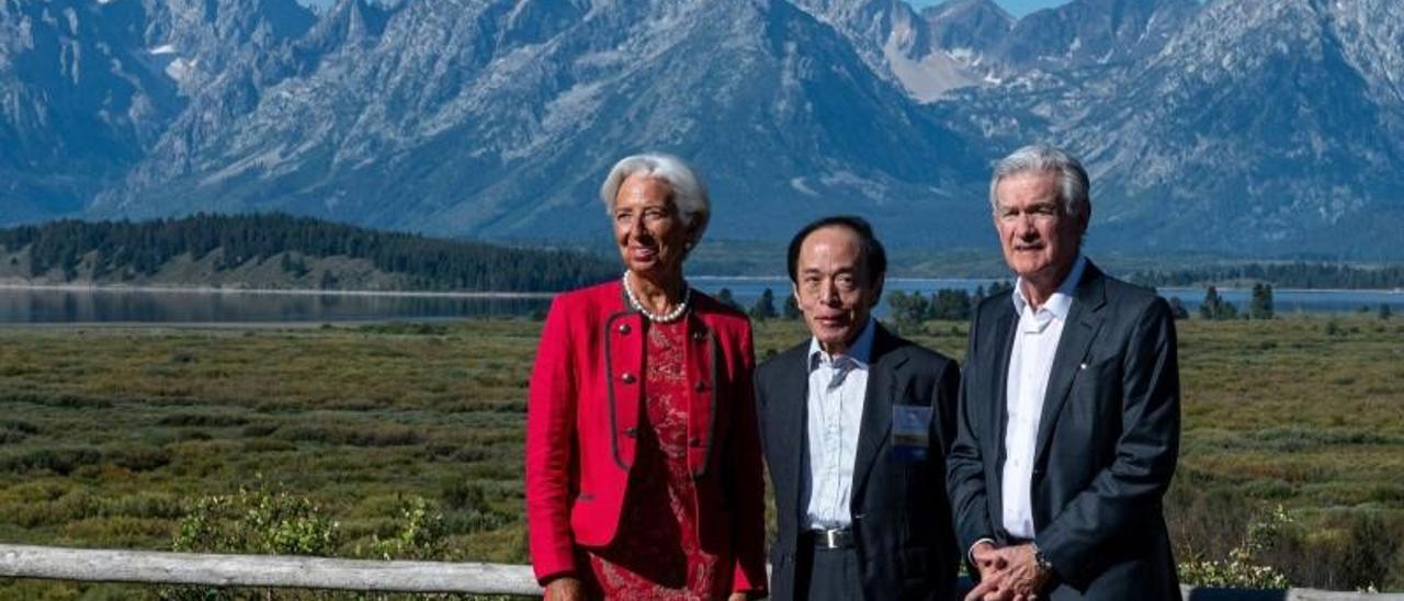 Christine Lagarde, presidenta del BCE; Kazuo Ueda, del Banco de Japón, y Jerome Powell, de la Reserva Federal, en la reunión de Jackson Hole el 25 de agosto de 2023.
