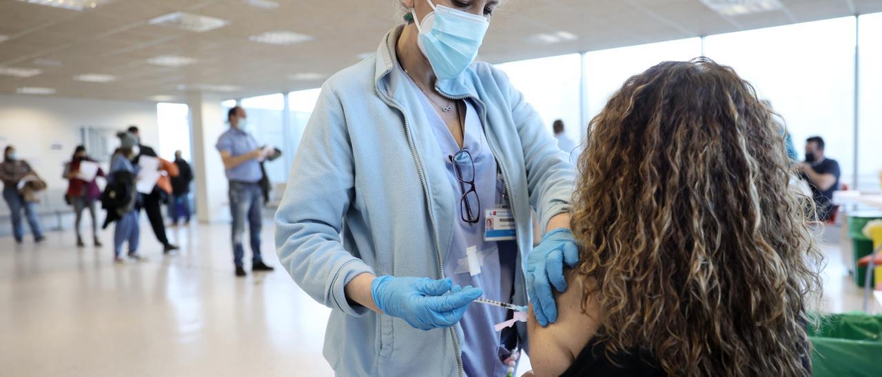 Una persona recibe una vacuna contra el Covid-19, en el Hospital Infanta Sofía, a 30 de diciembre de 2021, en San Sebastián de los Reyes, Madrid, (España).