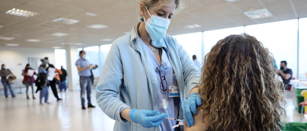 Una persona recibe una vacuna contra el Covid-19.