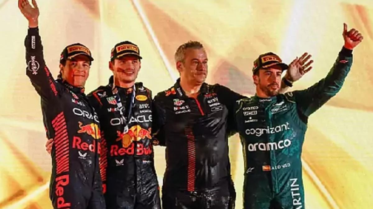 Alonso y los Red Bull, en el podio