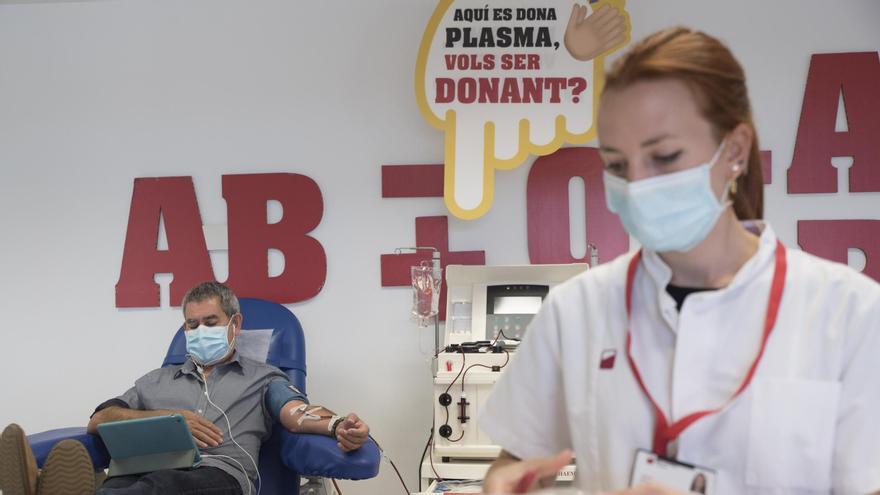 Un donant a la seu del Banc de Sang a Manresa