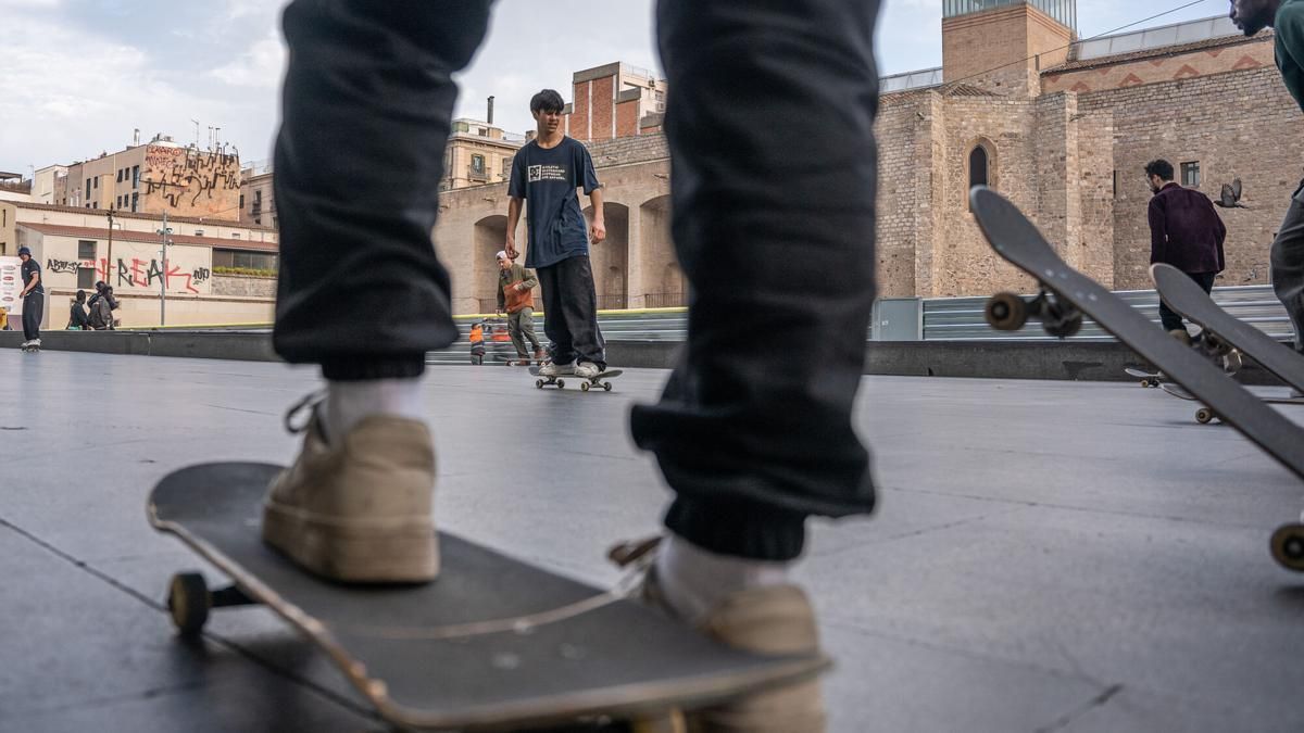 Patinadores en el zócalo del Macba, con las plaza de los Àngels ya en obras, esta semana.