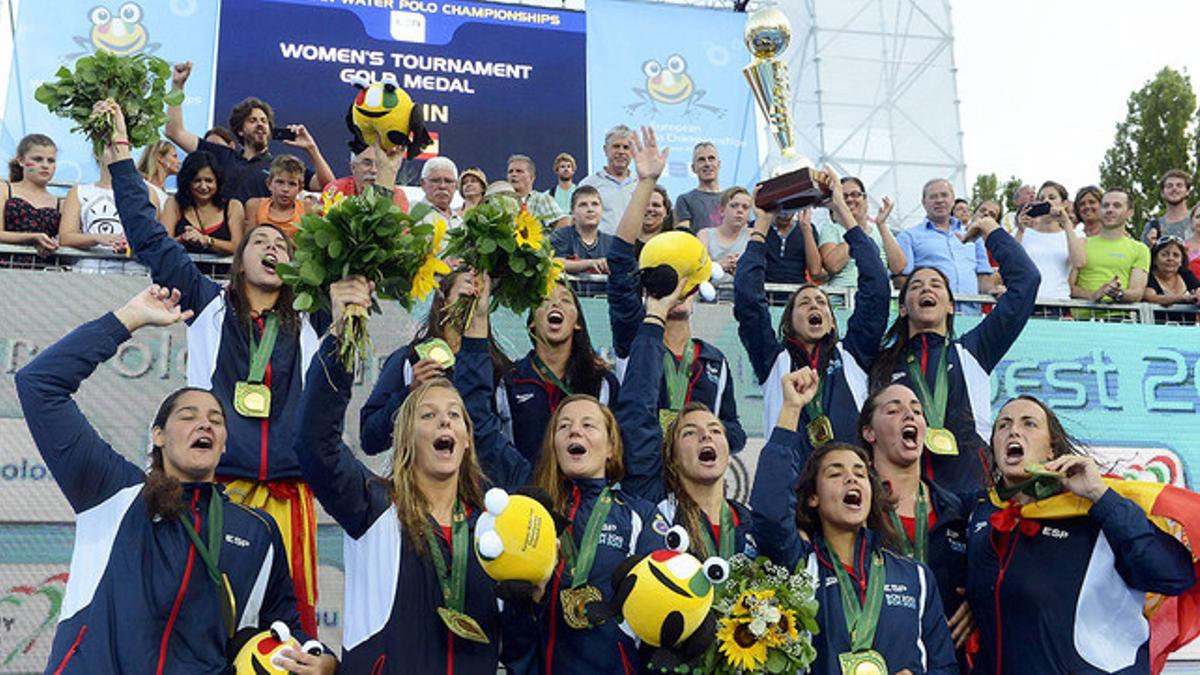 Las 'guerreras' posan con sus medallas de oro y el trofeo tras ganar el Europeo de waterpolo en Budapest