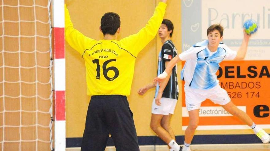 Una de las jugadas de gol en el campeonato de balonmano que se juega en O Salnés. // Iñaki Abella