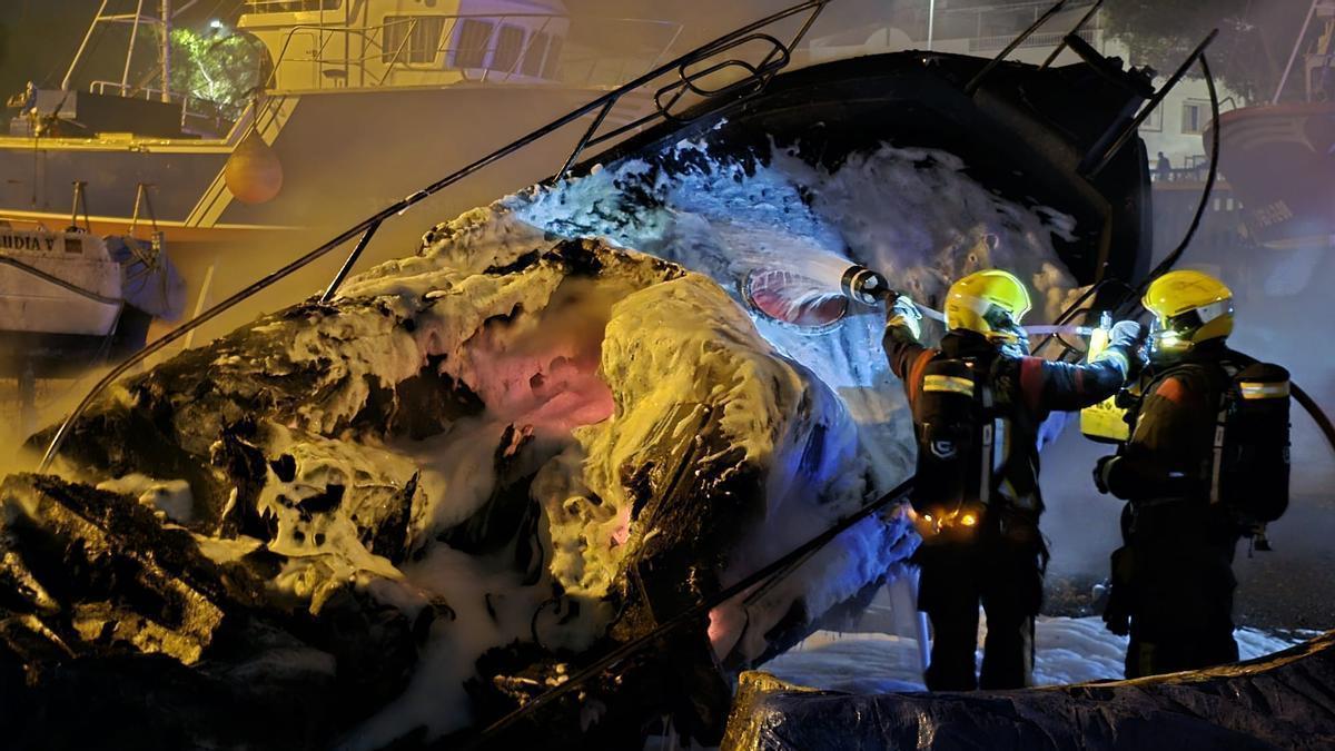 Un incendio destruye una embarcación en el muelle de Arguineguín, en Mogán