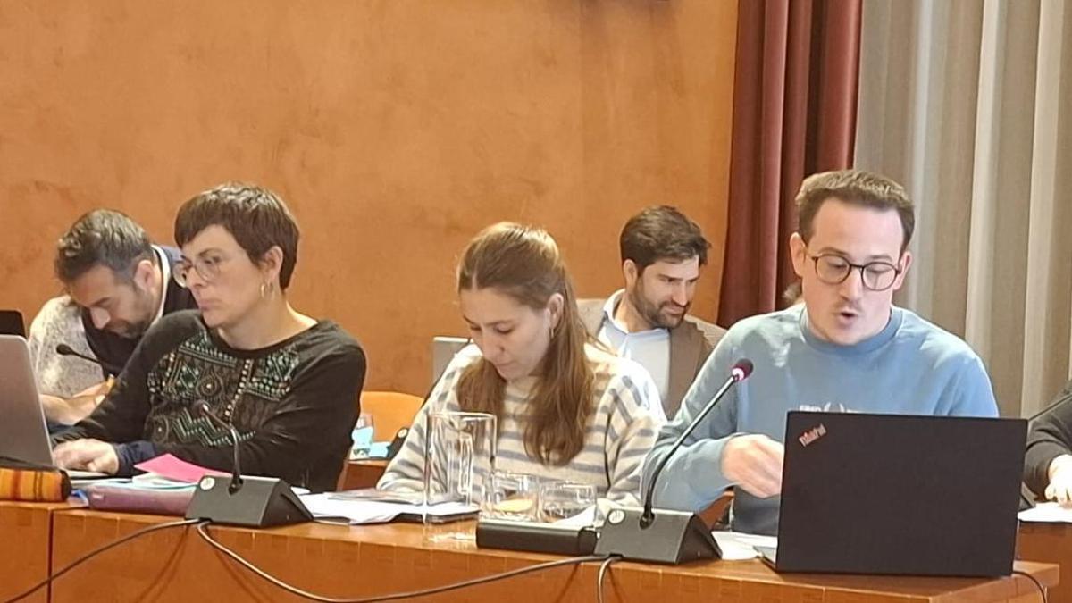 El grup de Fem Manresa intervenint al ple municipal