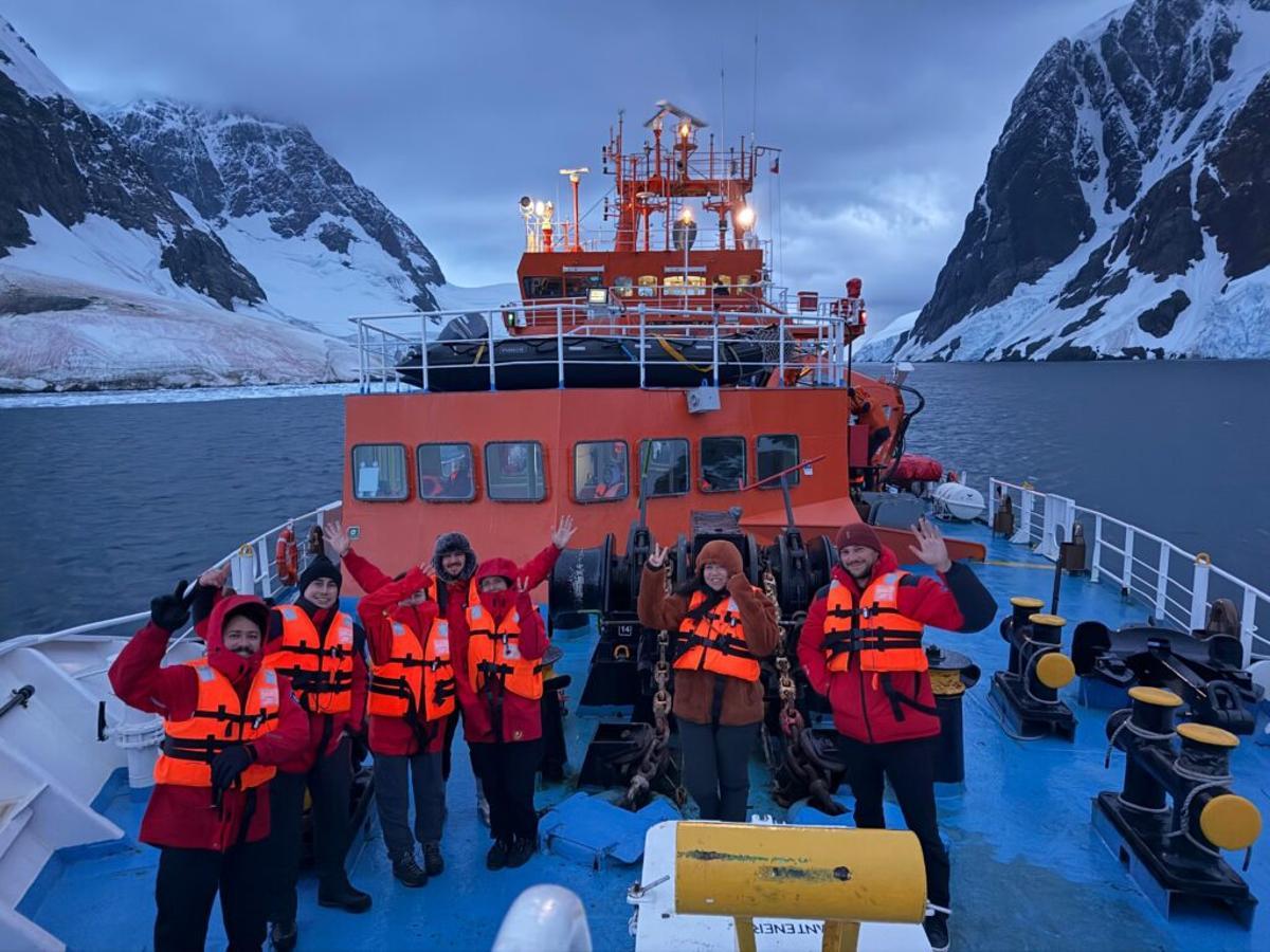 Equipo científico del INACH en la cubierta del «Betanzos»