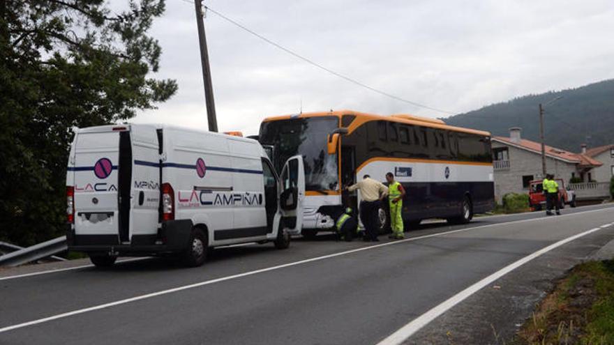 El autobús y el coche siniestrado en Catoira. //Noe Parga