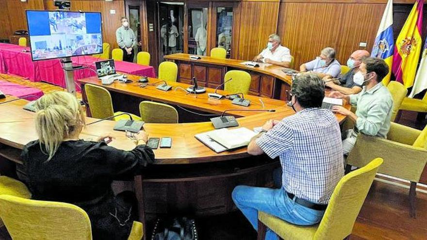 El presidente del Cabildo, Hernández Zapata, y el delegado del Gobierno, Anselmo Pestana, junto a alcaldes. | | EL DÍA