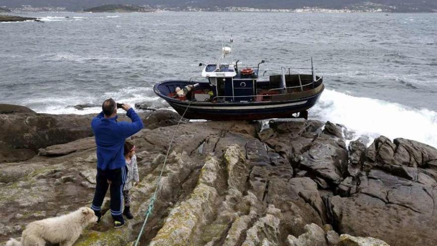 El pesquero &#039;Camarón&#039;, encallado en la ría de Muros el 11 de diciembre de 2014.