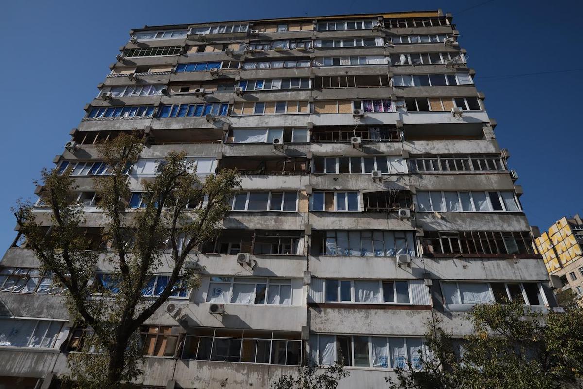 Bloque de apartamentos en Dnipro con las ventanas dañadas durante los bombardeos rusos del 10 de octubre.