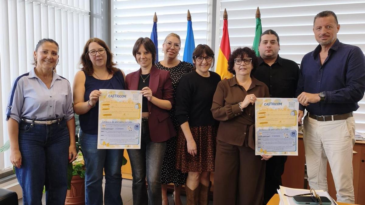 El equipo de Gobierno de Castrillón junto a los representantes de Castricom en la presentación de las campañas.