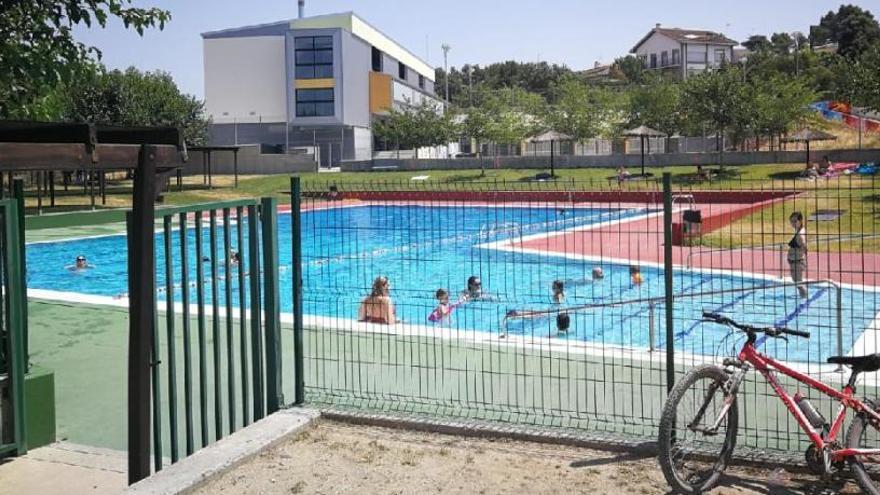 Piscines amb poca gent a Castellnou, fa dos caps de setmana