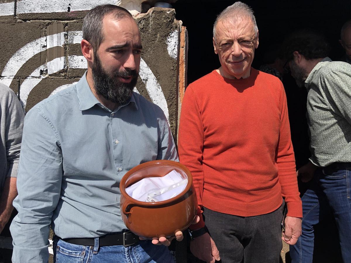 Bustelo, izquierda, y Ordóñez, con la cápsula del tiempo.